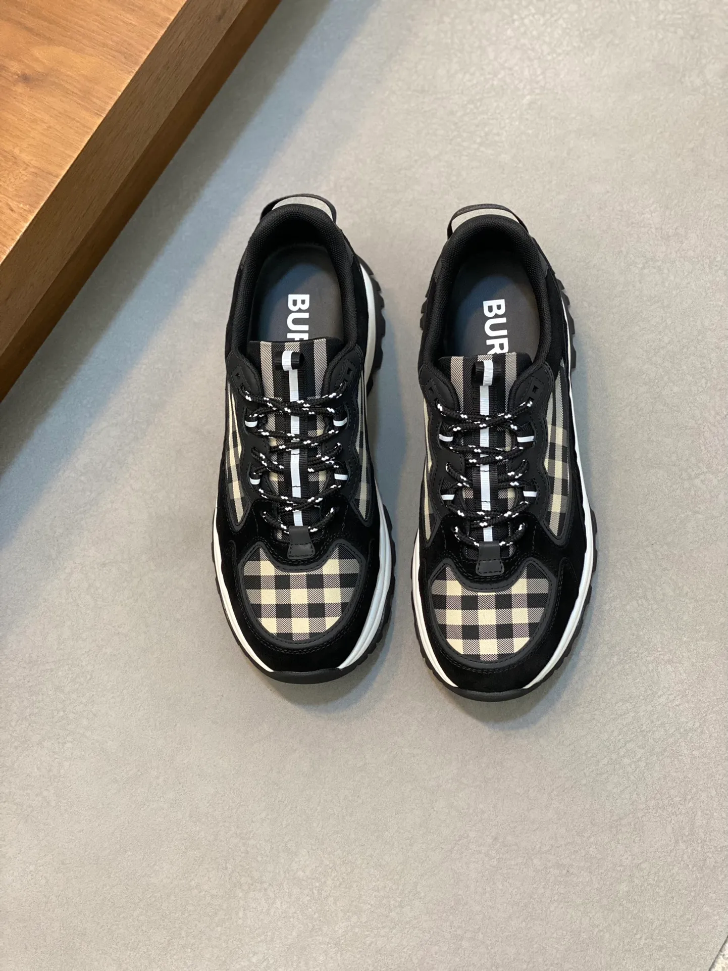 💰660 Burberry 2024🆕Ss men's classic low-cut thick-soled sneakers, made of first-grain cowhide and decorated with the new brand logo. First-layer cowhide foot pads, heel decorated with Burberry letter embossed logo, T men's men's shoes 💰U original outsole! Size: 39-44 (customized at 38.45)